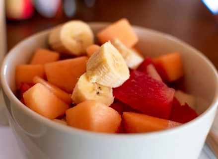 Eine Schuessel mit Obstsalat