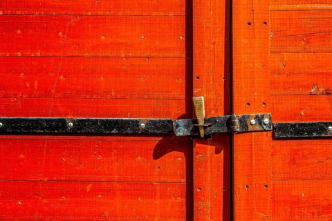 Temporary interlocking on a red wooden shed