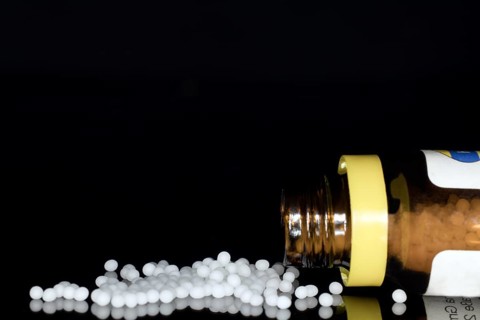 Globules with homeopathic active ingredient