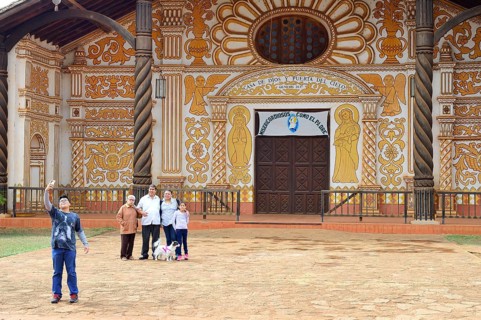 Family taking a picture in front of the painted facade of the Catedral Inmaculada
