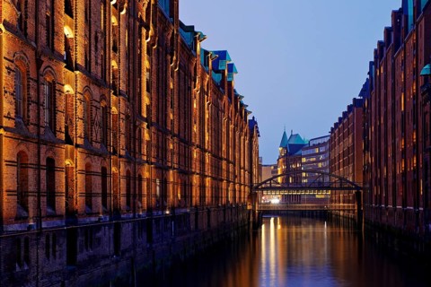 View from the sand bridge into Brooksfleet to the Kibbelsteg in the evening