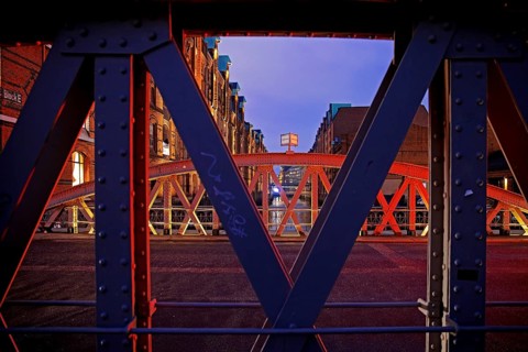 View from the sand bridge into Brooksfleet to the Kibbelsteg in the evening