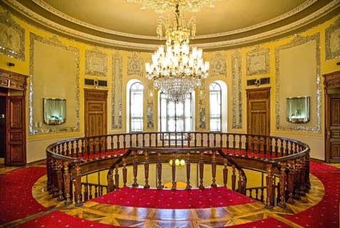 Staircase banister on the 1st floor