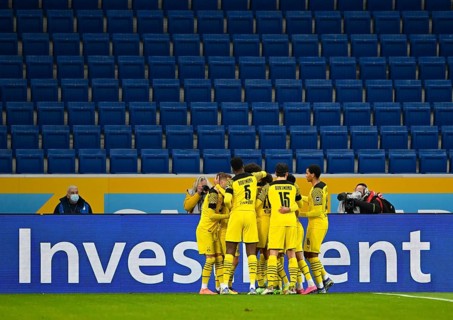Goal celebration BVB Borussia Dortmund in front of perimeter advertising INVESTMENT