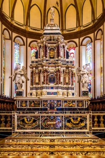 Altar impresses with beautiful marble inlay work showing Christian motifs
