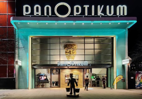 Panoptikum at Spielbudenplatz at night