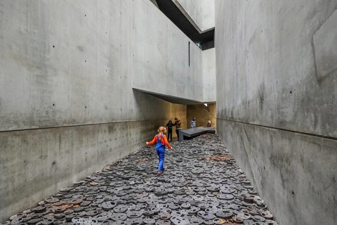Installation Schalechet (Fallen Foliage) by Menashe Kadishman