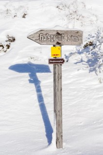 Signpost to the village of Hofsgrund and to a sculpture trail