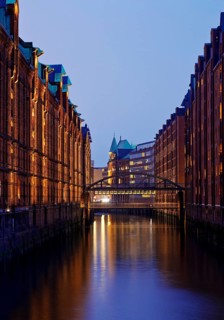 View from the sand bridge into Brooksfleet to the Kibbelsteg in the evening