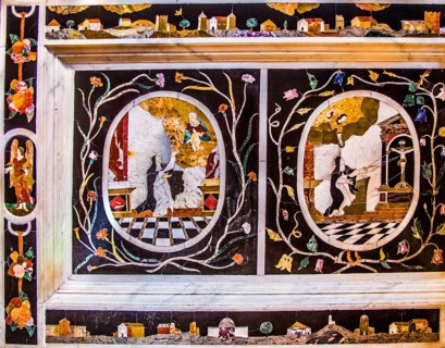 Altar impresses with beautiful marble inlay work showing Christian motifs