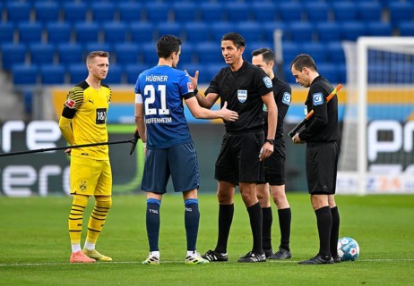 Before the start of a Bundesliga match: referee Deniz Aytekin