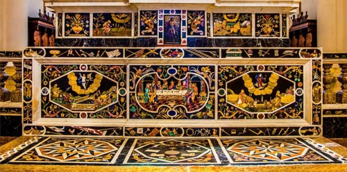 Altar impresses with beautiful marble inlay work showing Christian motifs