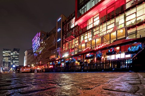Night illumination at Spielbudenplatz with the Schmidt Theatre and the Dancing Towers in the background