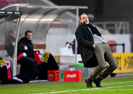 Coach Pellegrino Matarazzo VfB Stuttgart sees missed chance from the sidelines