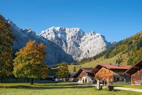 Almdorf Eng in front of Grubenkarspitze