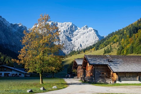 Almdorf Eng in front of Grubenkarspitze