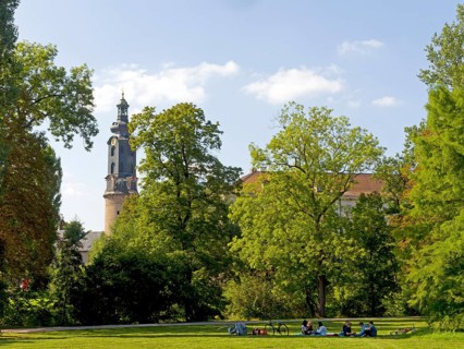 Park on the Ilm with a view of the city tower