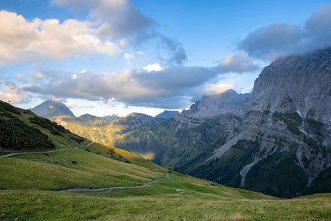 Hiking trail over the Hohljoch into the Engalm