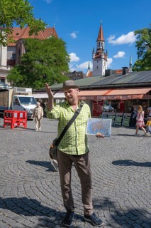 Tour guide with city map on city tour at the Viktualienmarkt