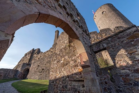 Middle gate with gatehouse of the outer castle