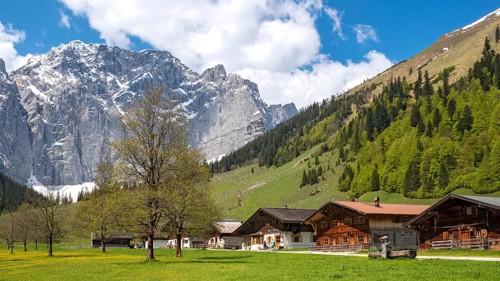 Almdorf Eng in front of Grubenkarspitze