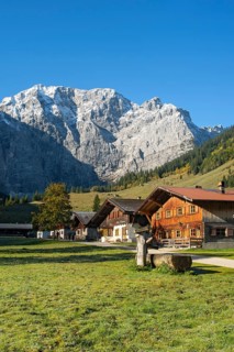 Almdorf Eng in front of Grubenkarspitze