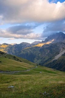 Hiking trail over the Hohljoch into the Engalm