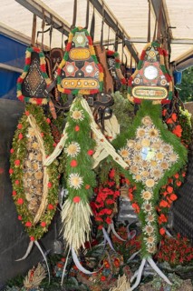 Headdress for cows at the Almabtrieb hanging in a horse trailer