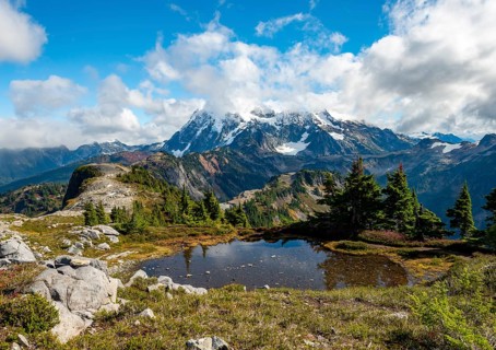 Small mountain lake at Tabletop Mountain