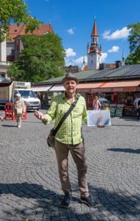 Tour guide with city map on city tour at the Viktualienmarkt