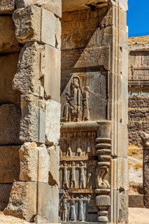 Hundred-column hall with reliefs in the door reveals