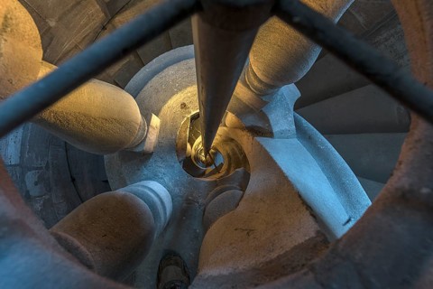 Original hollow mirror of a single-flight historical spiral staircase