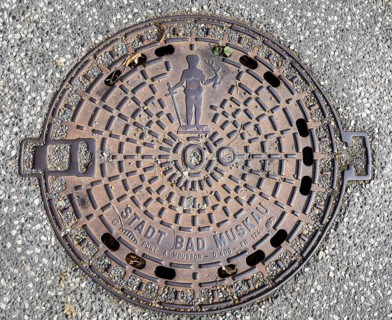 Manhole cover with coat of arms and inscription City of Bad Muskau