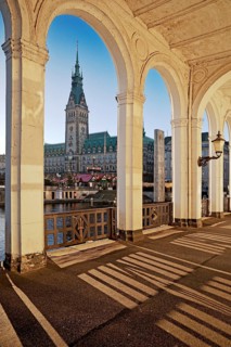 Alster arcades with view of the town hall tower