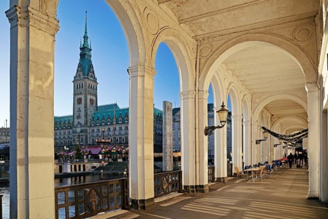 Alster arcades with view of the town hall tower