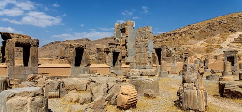 Hundred-column hall with reliefs in the door reveals