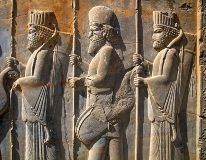 Gate relief in the Trohn Hall with guard soldiers