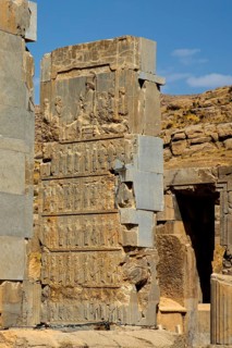 Hundred-column hall with reliefs in the door reveals