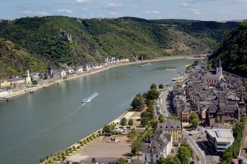 View of the sister towns of St. Goar and St. Goarshausen with Katz Castle