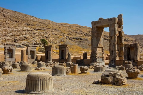 Hundred-column hall with reliefs in the door reveals