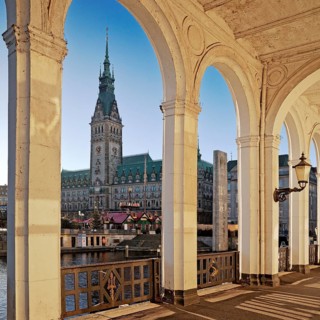 Alster arcades with view of the town hall tower