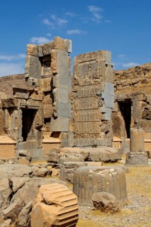 Hundred-column hall with reliefs in the door reveals