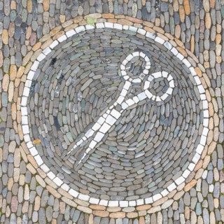 Scissors as ornament in front of a hairdresser's shop