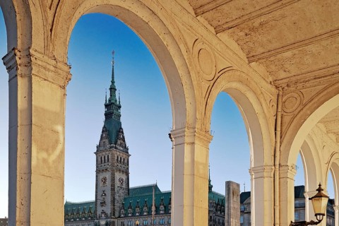 Alster arcades with view of the town hall tower