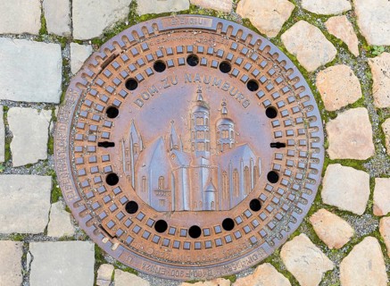 Manhole cover with picture of the cathedral