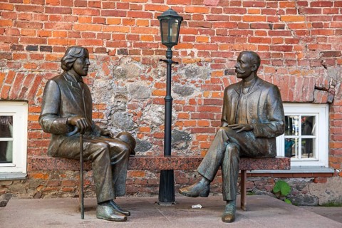 Statue of Oscar Wilde and Eduard Vilde