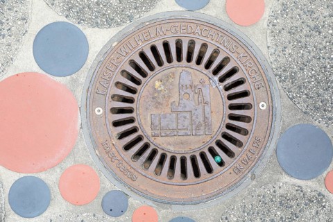 Manhole cover with picture and inscription Kaiser- Wilhelm- Gedaechtnis- Kirche