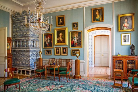 Living room with tiled stove