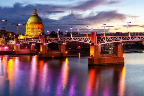 Pont Saint-Pierre bridge with Garonne river in Toulouse