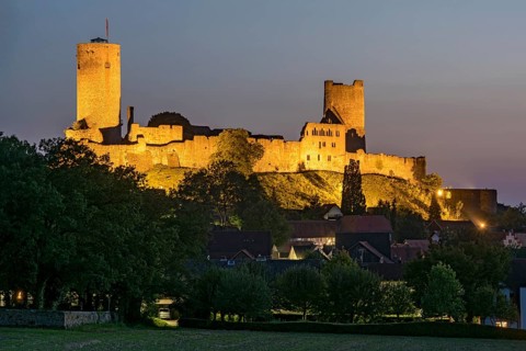 Illuminated castle ruins of the medieval Stauferburg Muenzenberg